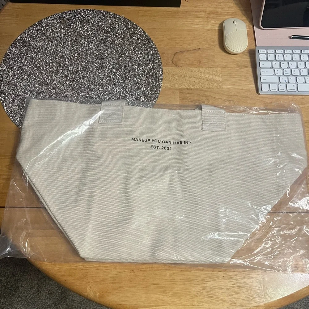 Merit The Everything Cream Bag - Picture 3 of 13